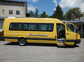 GRAZIE AI MIGRANTI, TORNA LO SCUOLA BUS NEL BORGO