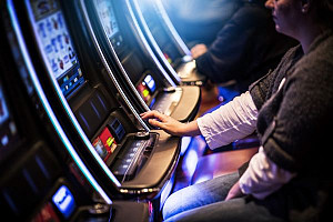 Sulla configurabilità del subingresso nell’esercizio delle sale da gioco e sulla possibilità di mantenere in esercizio sale da gioco esistenti in deroga al limite distanziometrico nella Regione Lazio 
