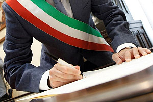 Il diverso limite al numero di mandati dei sindaci a seconda delle fasce di abitanti è ragionevole