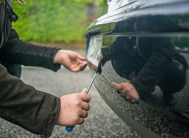 Modificare i dati della targa costituisce falso materiale in certificati amministrativi